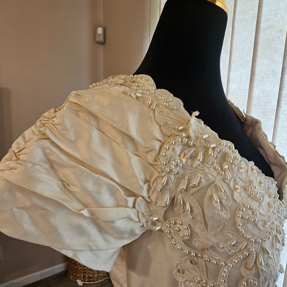 Vintage Silk Ivory Wedding Dress 12 - Picture 5 of 10
